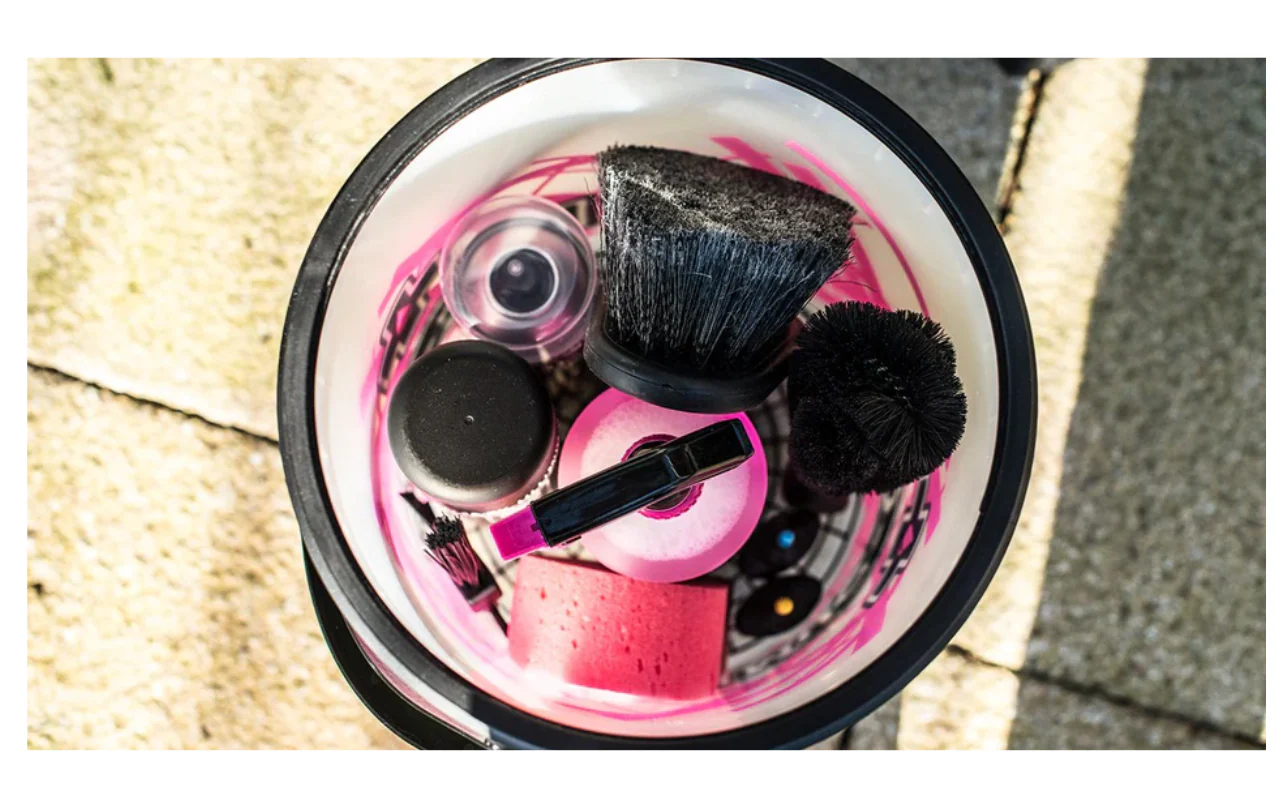 Muc-Off Dirt Bucket with Filth Filter Bundle - Image 12