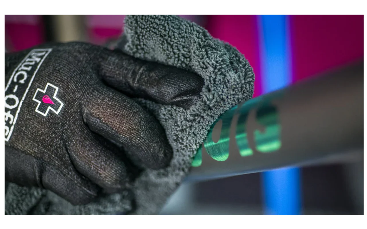 Muc-Off Luxury Microfibre Polishing Cloth - Image 4